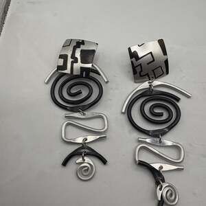 Vintage Y2K Modernist Spiral  Silver/black earrings
